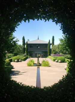 Paul Bangay's Stonefields garden in Melbourne, feature garden frame - Rukuhia Landscaping